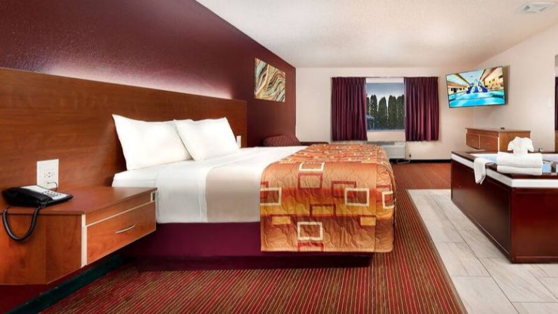 Grand Marquis Waterpark Hotel & Suites, room with private jacuzzi, photo 5