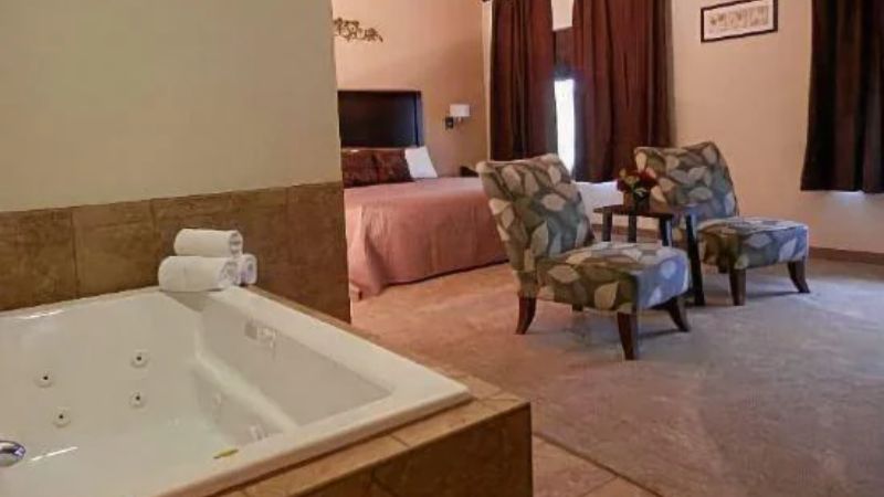 Grand View Inn & Suites, room with private jacuzzi, photo 2