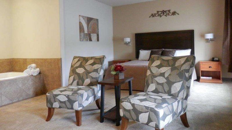 Grand View Inn & Suites, room with private jacuzzi, photo 3