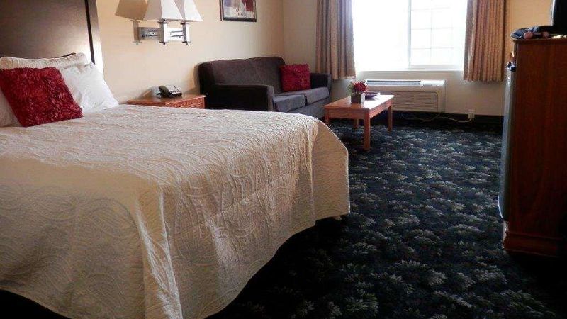 Grand View Inn & Suites, room with private jacuzzi, photo 4