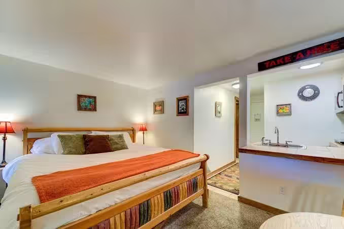 Green Mountain Falls Lodge, cabin with a private hot tub, photo 2