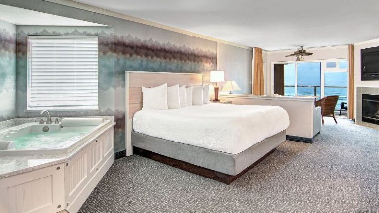 Hallmark Resort – Newport