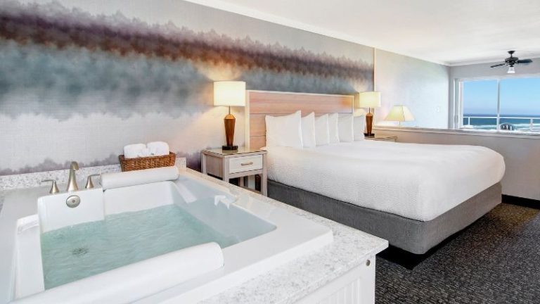 Hallmark Resort – Newport