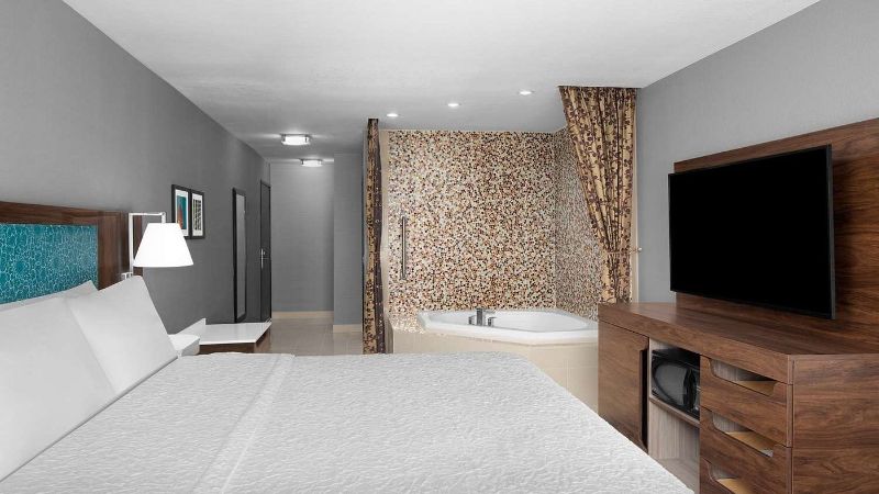 Hampton Inn Phoenix Biltmore1 - jacuzzi hotel room