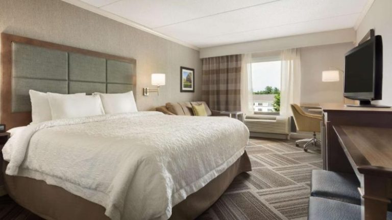 Hampton Inn & Suites Manchester-Bedford