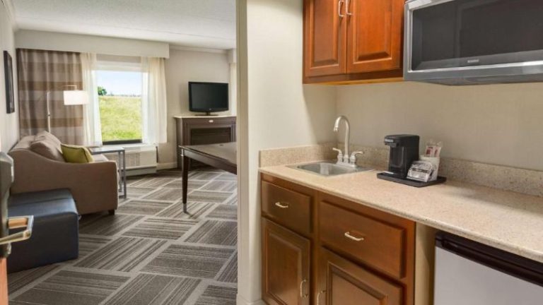Hampton Inn & Suites Manchester-Bedford
