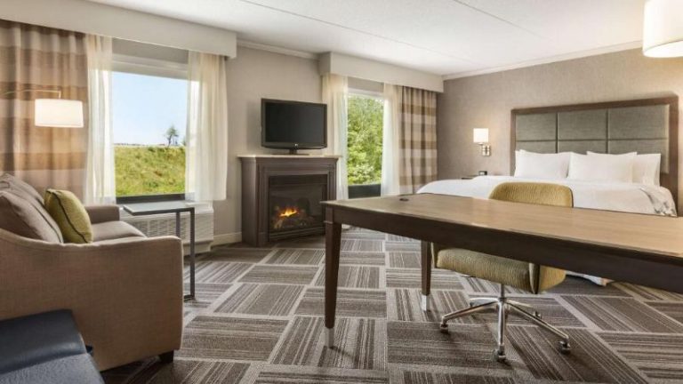 Hampton Inn & Suites Manchester-Bedford