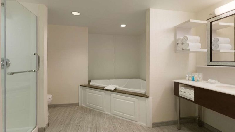 Hampton Inn Suites Nashville Downtown 1 - jacuzzi hotel room