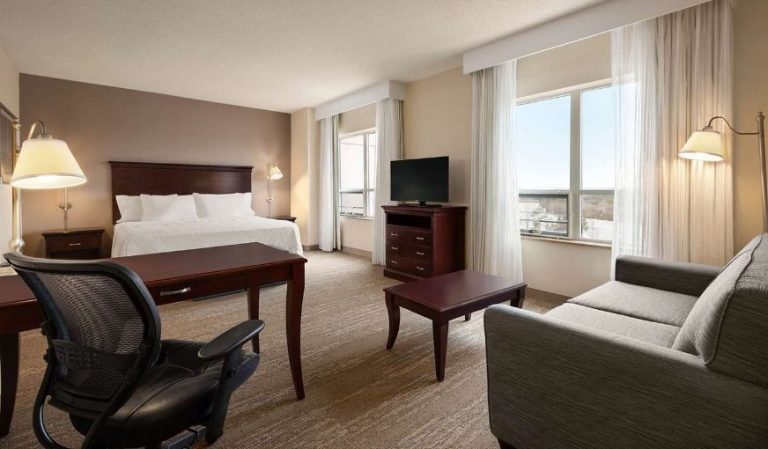 Hampton Inn & Suites Washington-Dulles International Airport