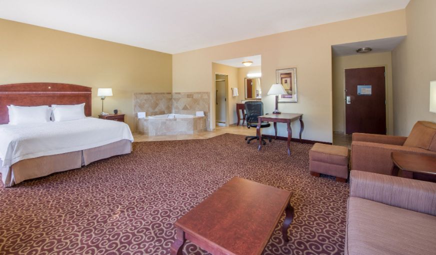 Hampton Inn & Suites, room with private jacuzzi, photo 2
