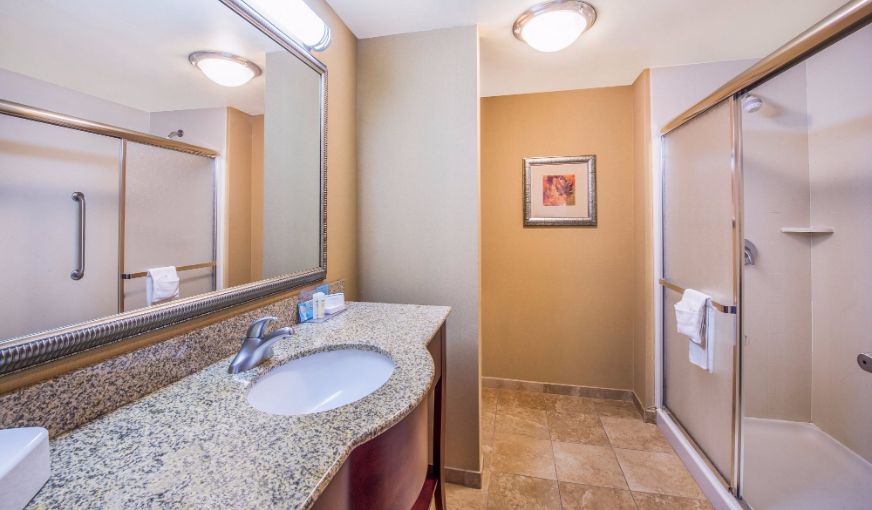 Hampton Inn & Suites, room with private jacuzzi, photo 3