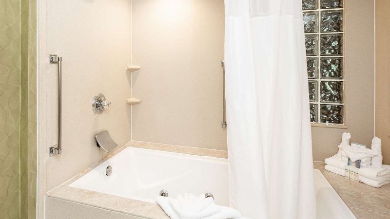 Hampton Inn Winston-Salem Hanes Mall, room with private jacuzzi, photo 2