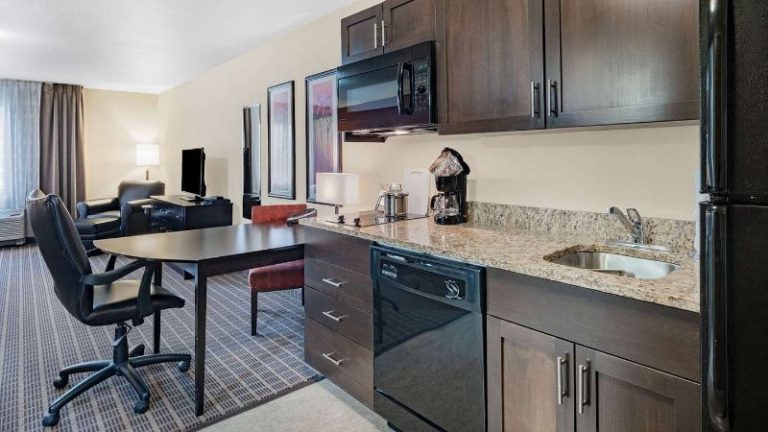 Hawthorn Suites by Wyndham Dickinson