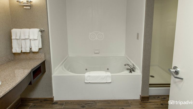 Hilton Garden Inn Birmingham SE Liberty Park e1741256937215 - jacuzzi hotel room