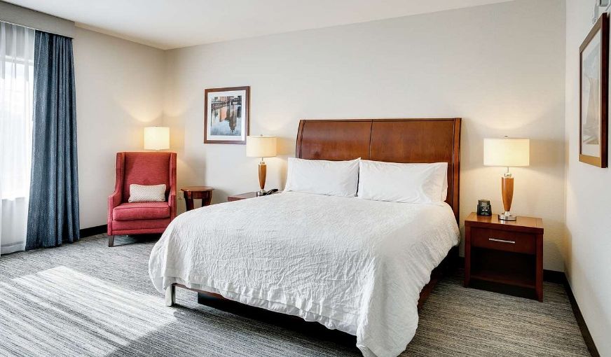 Hilton Garden Inn Milwaukee Airport, room with private jacuzzi, photo 2