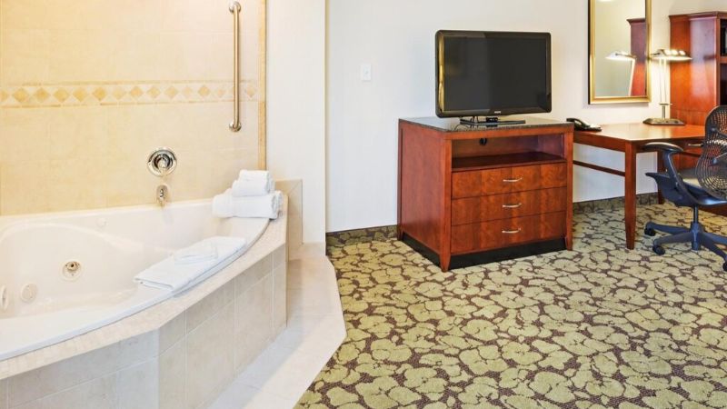 Hilton Garden Inn Myrtle Beach Coastal Grand Mall 1 - jacuzzi hotel room