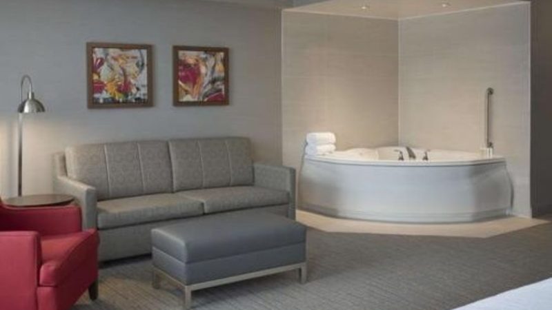 Hilton Garden Inn Toronto Airport hotel - jacuzzi hotel room