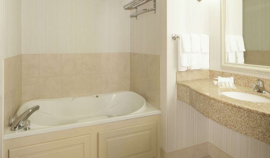 Hilton Garden Inn Virginia Beach Town Center, room with private jacuzzi, photo 3