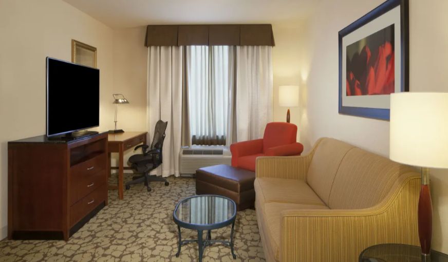 Hilton Garden Inn Virginia Beach Town Center, room with private jacuzzi, photo 4