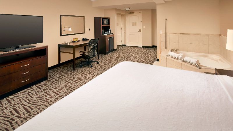 Hilton Garden Inn Winston-Salem/Hanes Mall, room with private jacuzzi, photo 2