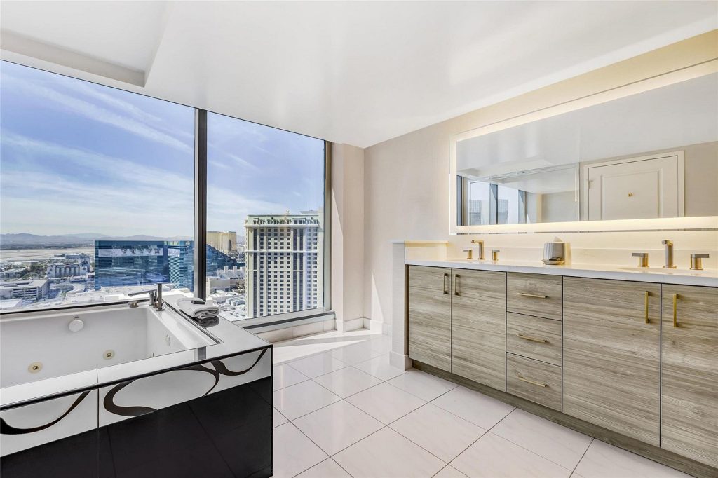 Hilton Grand Vacations Club Elara Center Strip Las Vegas, room with private jacuzzi, photo 3
