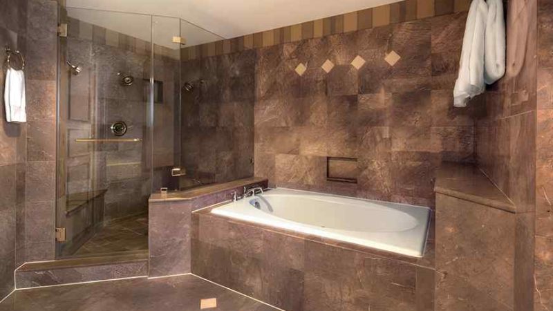 Hilton Houston Westchase e17645787369461764578736946 1 - jacuzzi hotel room