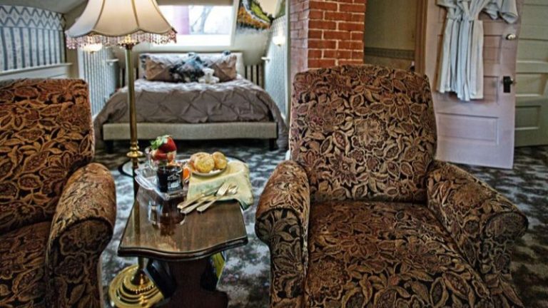 Holden House 1902 Bed & Breakfast Inn