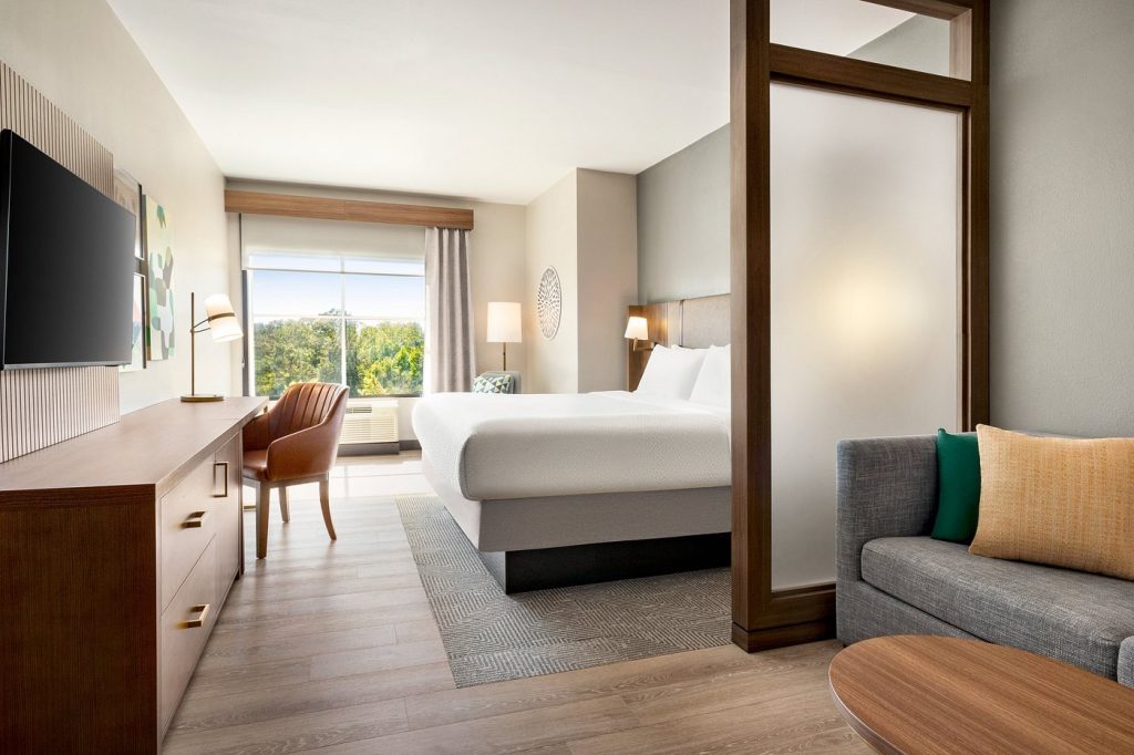 Holiday Inn Birmingham – Hoover, an IHG Hotel, room with private jacuzzi, photo 3