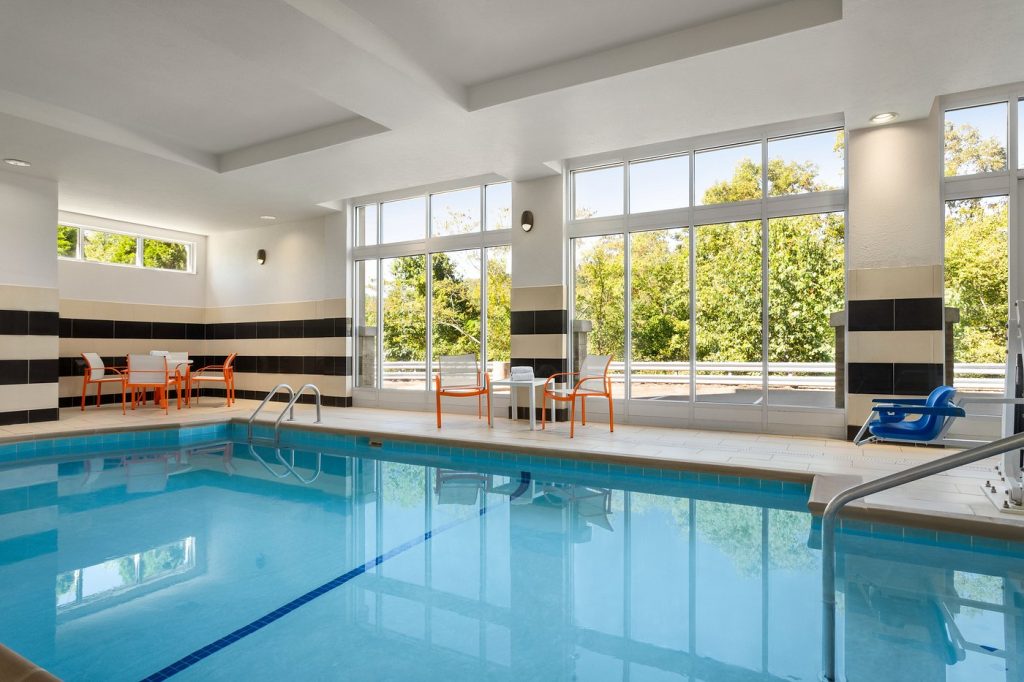 Holiday Inn Birmingham – Hoover, an IHG Hotel, room with private jacuzzi, photo 5