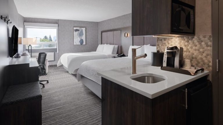 Holiday Inn Calgary Airport, an IHG Hotel