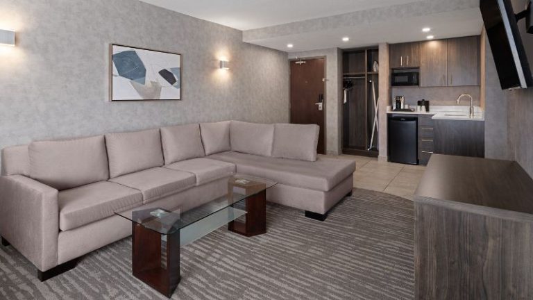 Holiday Inn Calgary Airport, an IHG Hotel