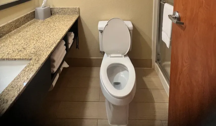 Holiday Inn Express Hotel & Suites Edmond, room with private jacuzzi, photo 4