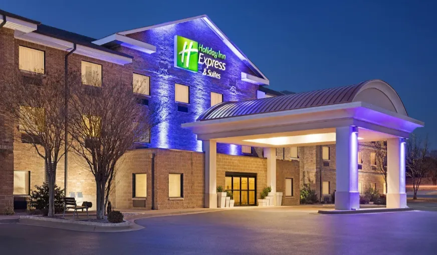 Holiday Inn Express Hotel & Suites Edmond, room with private jacuzzi, photo 6