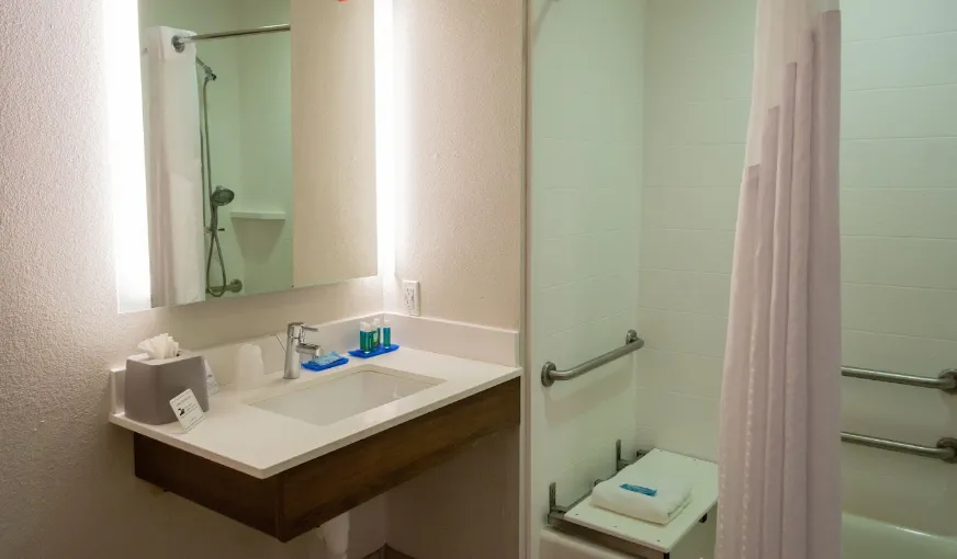 Holiday Inn Express Hotel & Suites Muskogee, an IHG Hotel, room with private jacuzzi, photo 2
