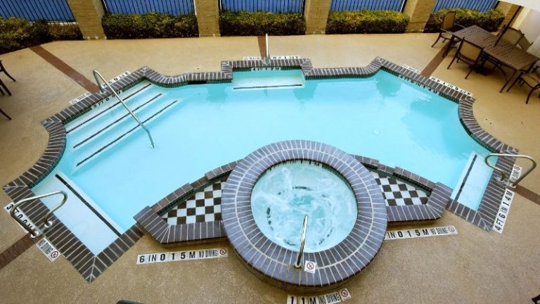 Holiday Inn Express & Suites San Antonio Rivercenter Area by IHG