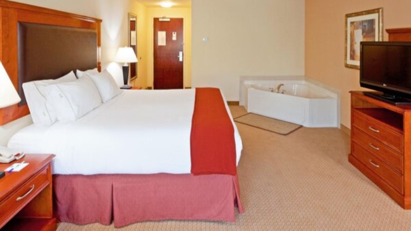 Holiday Inn Express Suites Albany Airport Area – Latham 1 - jacuzzi hotel room
