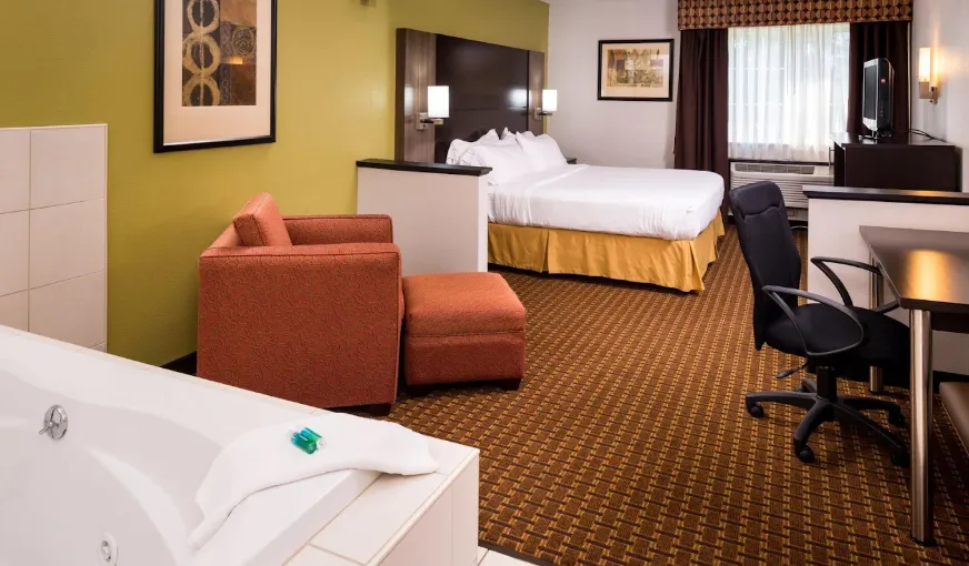 Holiday Inn Express & Suites Bucyrus