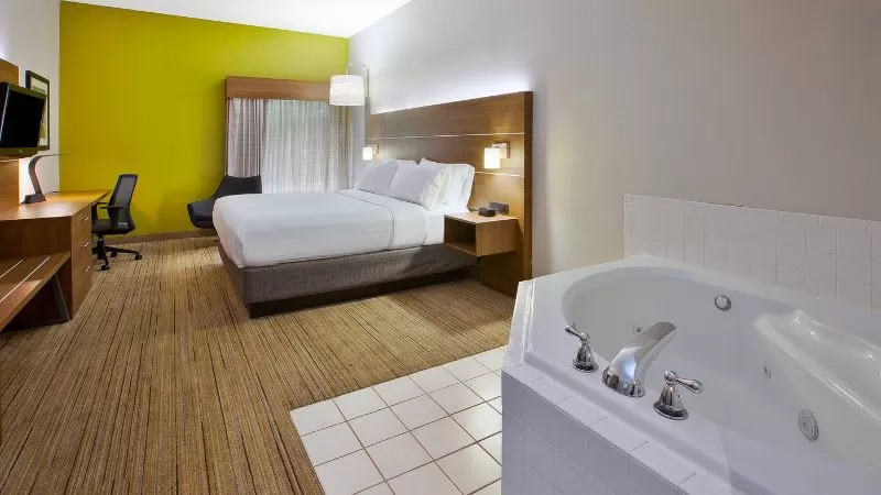 Holiday Inn Express Suites Cincinnati Northeast Milford1 - jacuzzi hotel room