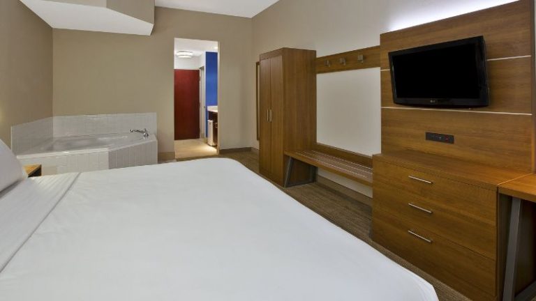 Holiday Inn Express & Suites Cincinnati Northeast-Milford