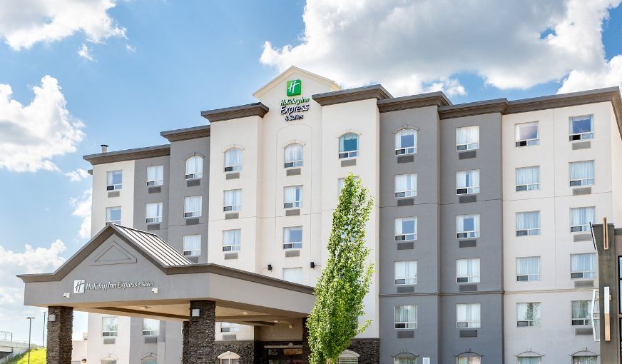 Holiday Inn Express & Suites Edmonton North, an IHG Hotel, room with private jacuzzi, photo 6