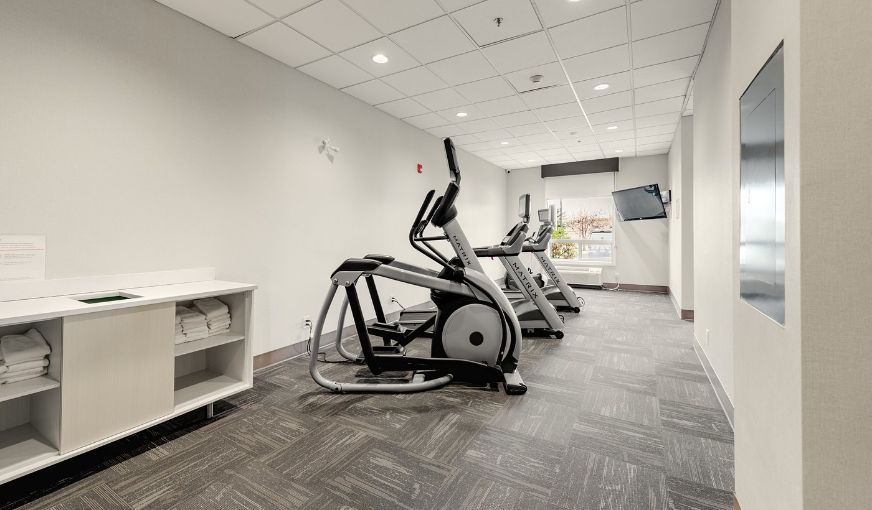 Holiday Inn Express & Suites Edmonton South, an IHG Hotel, room with private jacuzzi, photo 7