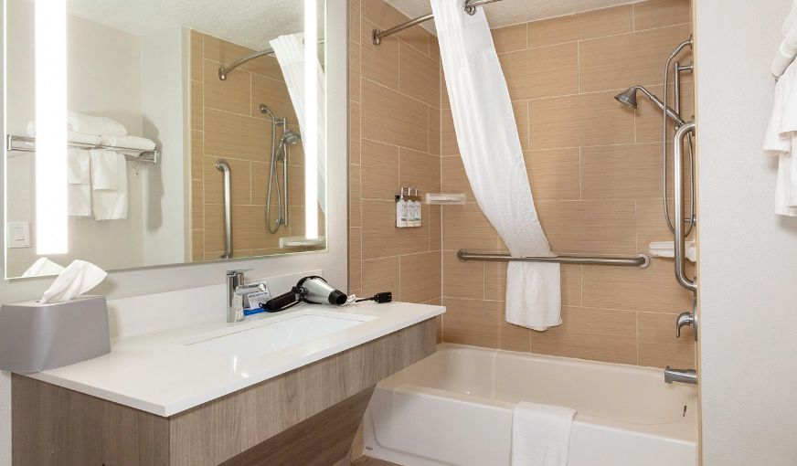Holiday Inn Express & Suites Jacksonville Airport, an IHG Hotel, room with private jacuzzi, photo 4
