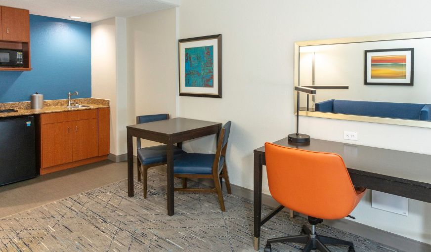Holiday Inn Express & Suites Jacksonville Airport, an IHG Hotel, room with private jacuzzi, photo 5