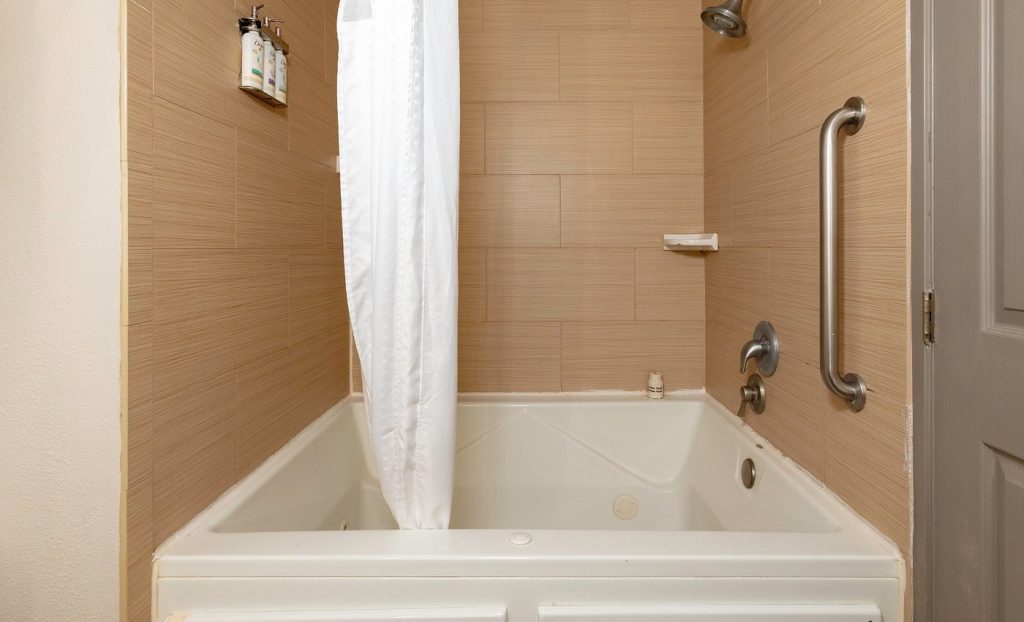 Holiday Inn Express & Suites Jacksonville Airport, an IHG Hotel, room with private jacuzzi, photo 2