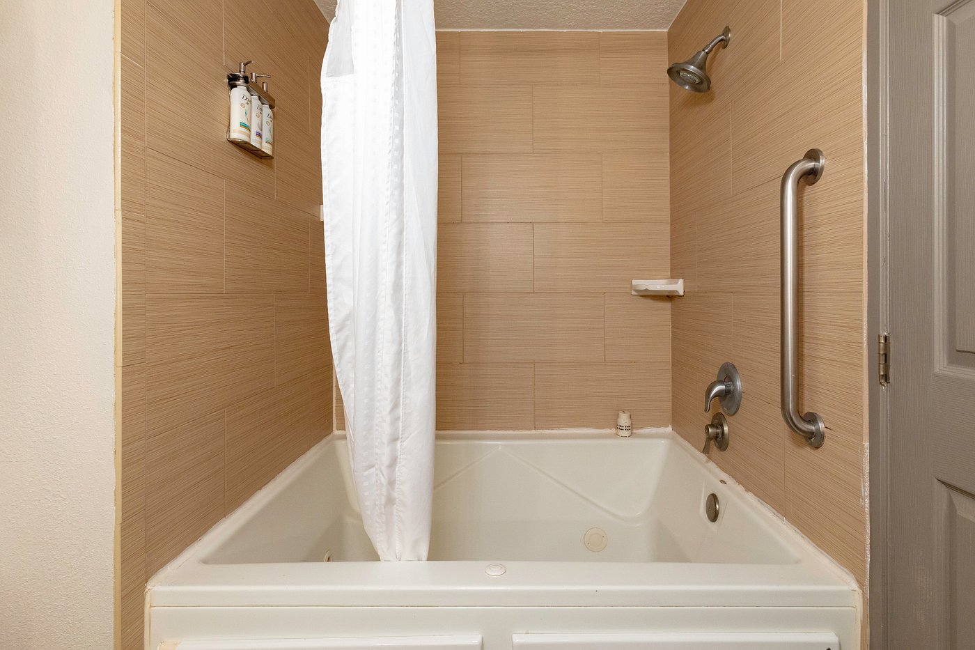 Holiday Inn Express & Suites Jacksonville Airport, an IHG Hotel, room with private jacuzzi, photo 1