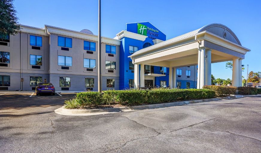 Holiday Inn Express & Suites Jacksonville – Mayport / Beach, an IHG hotel, room with private jacuzzi, photo 7