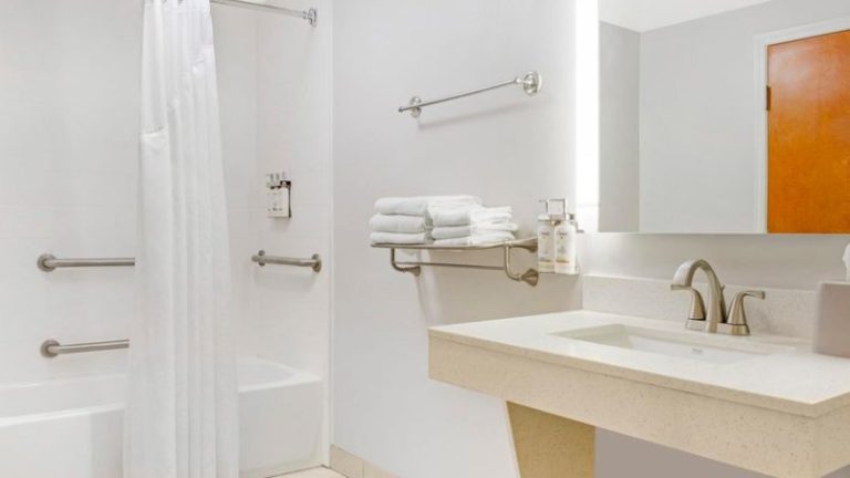 Holiday Inn Express & Suites Louisville South-Hillview, an IHG Hotel