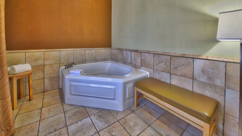 Holiday Inn Express & Suites Lubbock Southwest – Wolfforth, room with private jacuzzi, photo 1
