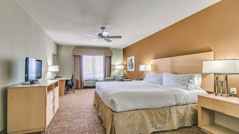 Holiday Inn Express & Suites Lubbock Southwest – Wolfforth, room with private jacuzzi, photo 2