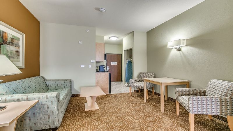 Holiday Inn Express & Suites Lubbock Southwest – Wolfforth, room with private jacuzzi, photo 4